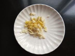 大蒜，生姜切丁。