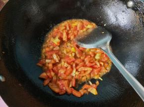 将番茄炒出汁。