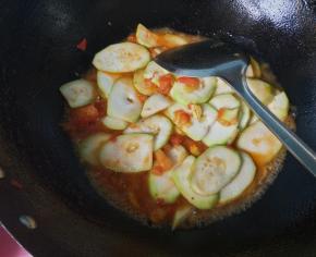 放入适量的清水，清水与瓠子齐平。