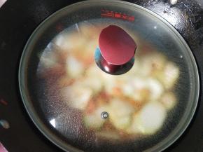 盖上锅盖，小火焖一会。
