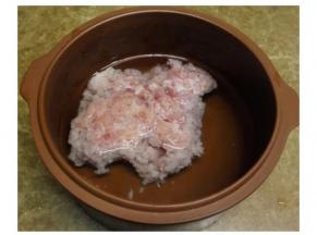 用水浸泡瘦肉碎30分钟