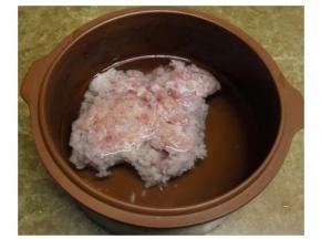 用水浸泡瘦肉碎30分钟