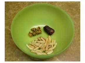 石斛麦冬蜜枣清洗一下