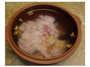 加足够水放入石斛麦冬蜜枣入炖蛊加足够水放入石斛麦冬蜜枣入炖蛊