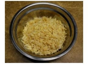 瑶柱用热水泡十分钟后再撕成条备用