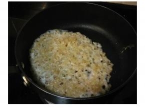 锅热油放入瑶柱丝炒至金黄色