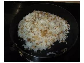 倒入剩饭炒匀