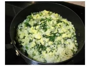 放入菜心粒和少许蒜盐炒匀