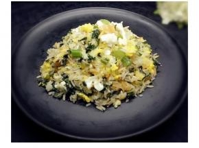 最后放入炒好的蛋白拌匀，上碟完成！