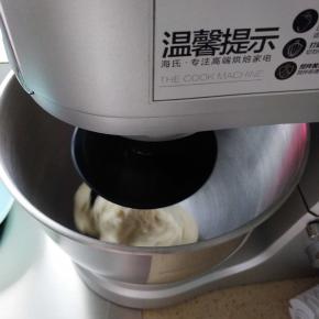 把除黄油以外的所有食材按照底层液体中层粉类的顺序加入厨师机开启揉面程序。
