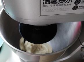 把除黄油以外的所有食材按照底层液体中层粉类的顺序加入厨师机开启揉面程序。