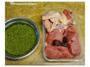 乳鸽，瘦肉洗净后斩成大块焯水备用；蜜枣，绿豆洗净备用