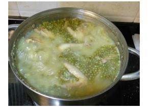 在煲的期间可撇去浮在汤面上的绿豆衣，但绿豆衣有清热之效，通常也可不用去掉，看各人需要而定了。