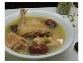 我喜欢绿豆浓厚点所以下了400g，出来的汤浓郁甘甜，煲的时候已经满屋绿豆香气，清热又滋补可以饮多几碗
