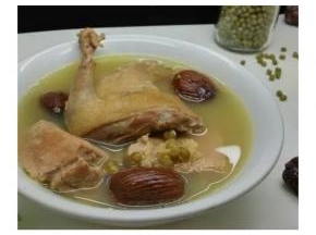 我喜欢绿豆浓厚点所以下了400g，出来的汤浓郁甘甜，煲的时候已经满屋绿豆香气，清热又滋补可以饮多几碗
