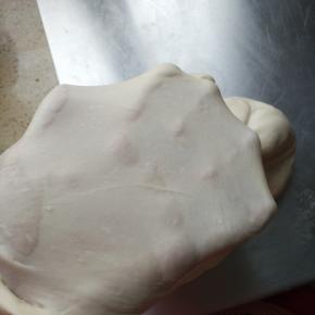 揉成光滑的面团加入黄油继续揉面直到完全阶段，就是手套膜。