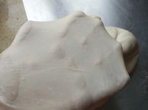 揉成光滑的面团加入黄油继续揉面直到完全阶段，就是手套膜。
