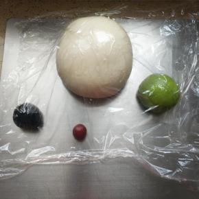 分出20克面团加入竹炭粉揉均匀，4克面团加入红曲粉揉匀，52克加入抹茶粉揉匀