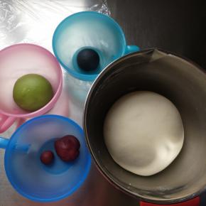 发酵好的面团用手按压排气，