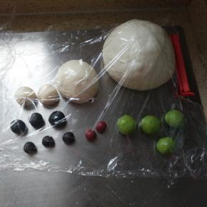 开始分面团，黑色2克的3个4克的2个6克的一个，红色的2克的2个，绿色的18克的2个8克的2个，白色的10克2个80克一个