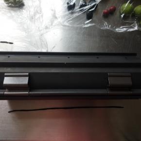 先取一个黑色2克的面团搓长和模具差不多长短