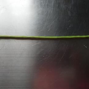 取一个8克的绿色面团搓长捏成三角形