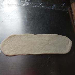 80克的白面团擀成长方形把刚才做好的造型包裹起来