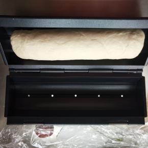 最后用剩下的大面团包裹住整个面团放入模具发酵到8分满165度40分钟