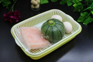 准备好鸡蛋、磷虾肉、南瓜等食材；