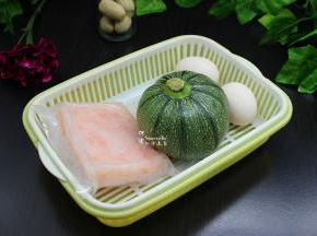 准备好鸡蛋、磷虾肉、南瓜等食材；