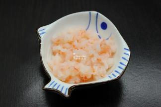 虾仁室温解冻，稍微清洗一下，放盐、生抽、油、姜粉拌均腌制；