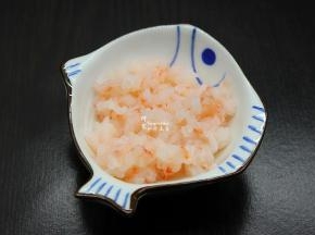 虾仁室温解冻，稍微清洗一下，放盐、生抽、油、姜粉拌均腌制；
