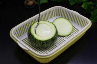 南瓜在五分之一处切开，用勺子挖出南瓜肉；