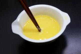 鸡蛋去壳，用筷子调均，加少许温水继续顺时针调均；