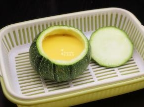 调均好蛋液、腌制好的磷虾肉倒入挖好的南瓜盅里，并盖上南瓜盖子，不要太满，会溢出；