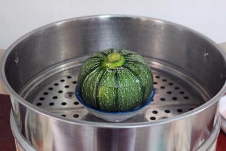 清水煮沸，放入蒸锅中；南瓜盅可以垫上一个碗，这样取出的时候就不会太烫，易取出