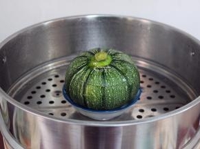 清水煮沸，放入蒸锅中；南瓜盅可以垫上一个碗，这样取出的时候就不会太烫，易取出