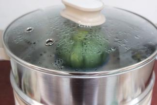 改为中小火，蒸煮时间6-8分钟即可，蒸熟取出。香浓顺滑，鲜甜可口。