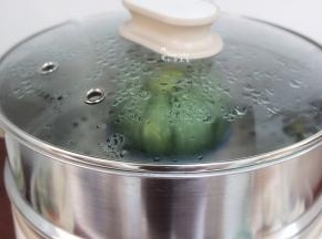 改为中小火，蒸煮时间6-8分钟即可，蒸熟取出。香浓顺滑，鲜甜可口。