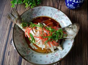 清蒸鲈鱼成品图。