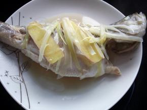 八分钟到关火，再盖锅盖焖三分钟。蒸好的鱼去掉盘子里的葱姜和蒸鱼的汤汁。