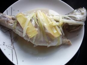 八分钟到关火，再盖锅盖焖三分钟。蒸好的鱼去掉盘子里的葱姜和蒸鱼的汤汁。