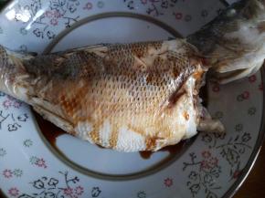 趁热淋上蒸鱼豉油。