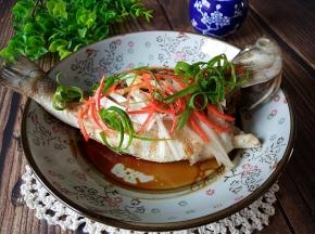 快速地淋在葱丝和辣椒丝上。