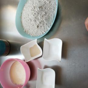 所有材料称重，除黄油外的所有材料加入厨师机开始揉面