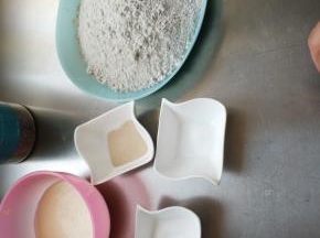 所有材料称重，除黄油外的所有材料加入厨师机开始揉面