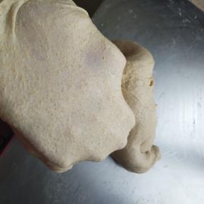 揉到面团撑出大片的膜加入黄油继续揉面成手套膜