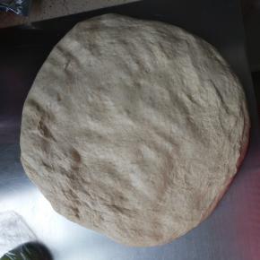 发酵好的面团按压排气