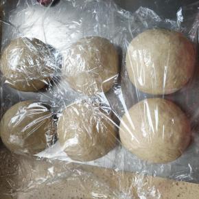 分成六份，醒发10-15分钟，我是一次性做了两个