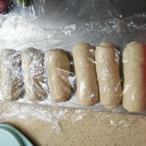 擀成椭圆形卷起再次醒发10-15分钟